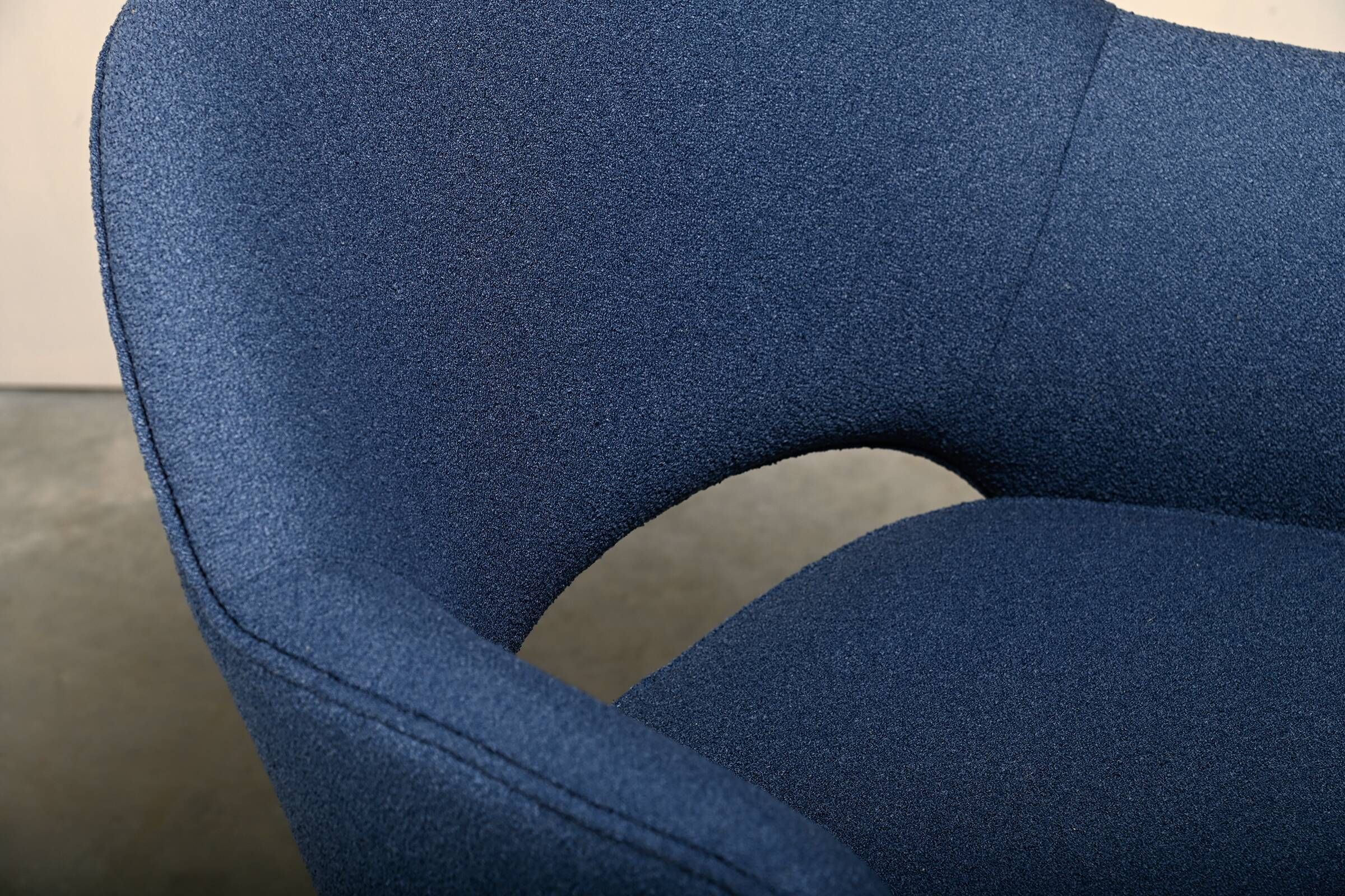 Eero Saarinen Executive Armchair in Blue Bouclé fabric for Knoll International