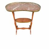 Kidney-shaped flying table