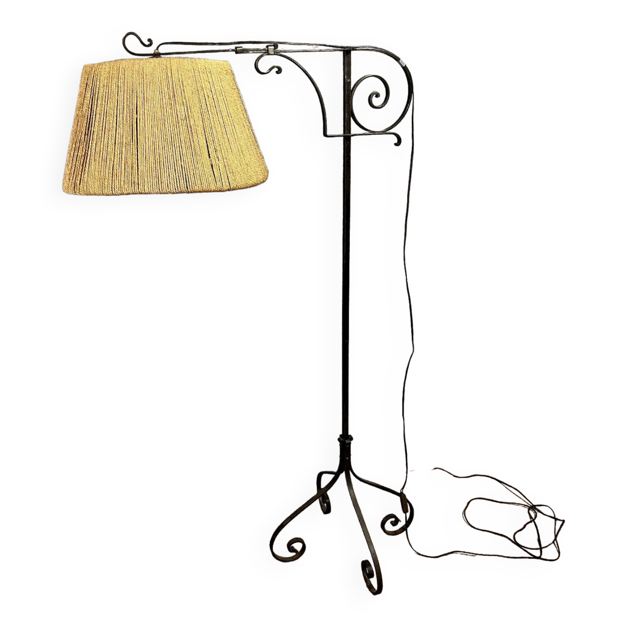 D'après Gilbert Poillerat : lampe sur pied tripode en fer forgé vers 1940
