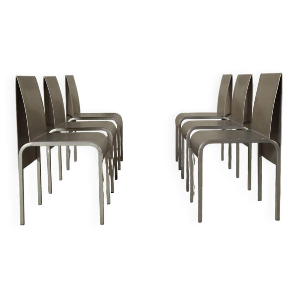 Ensemble de six chaises de salle à manger en acier inoxydable postmodernistes datant d'environ 1980-1990.