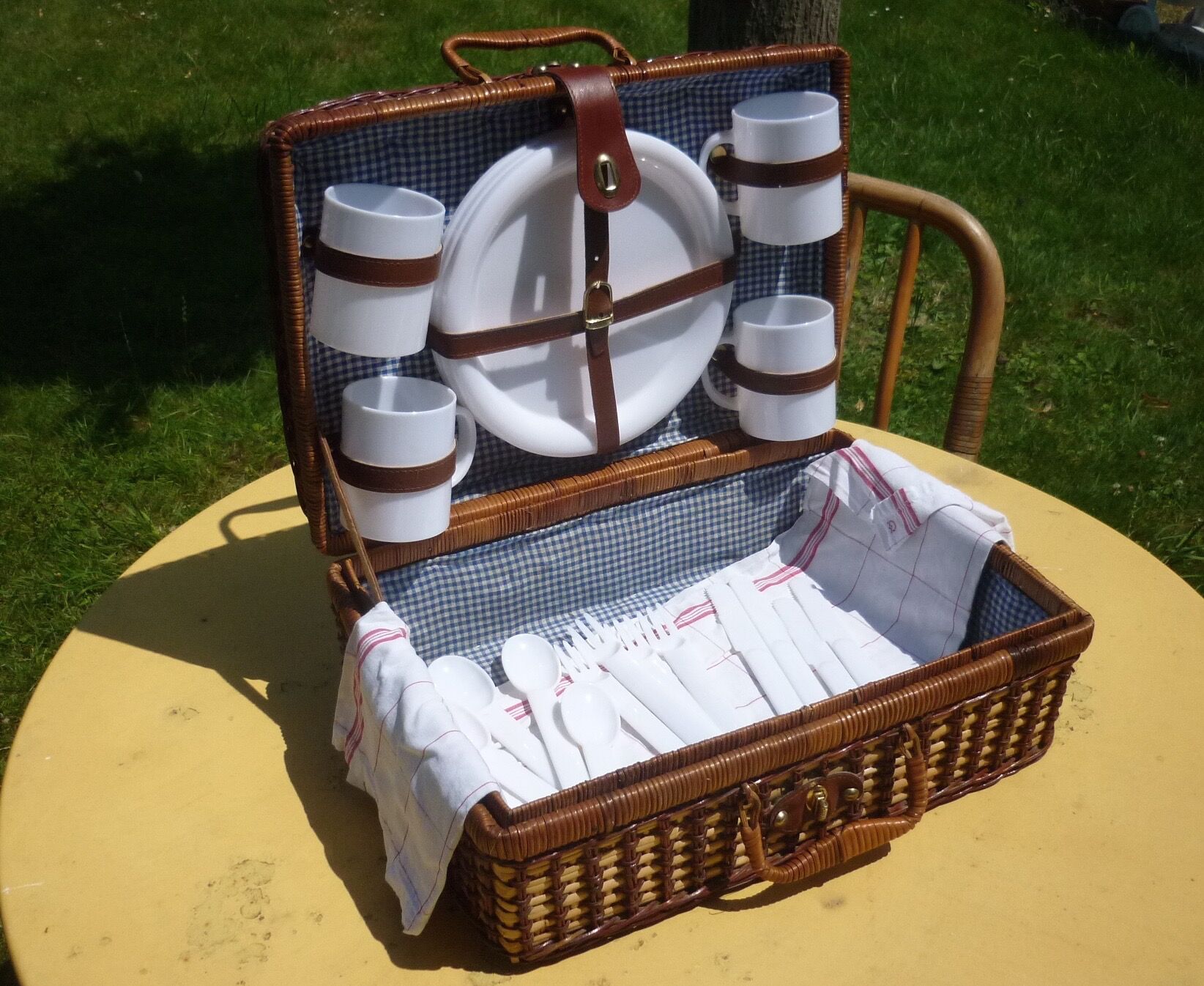 Wicker picnic basket