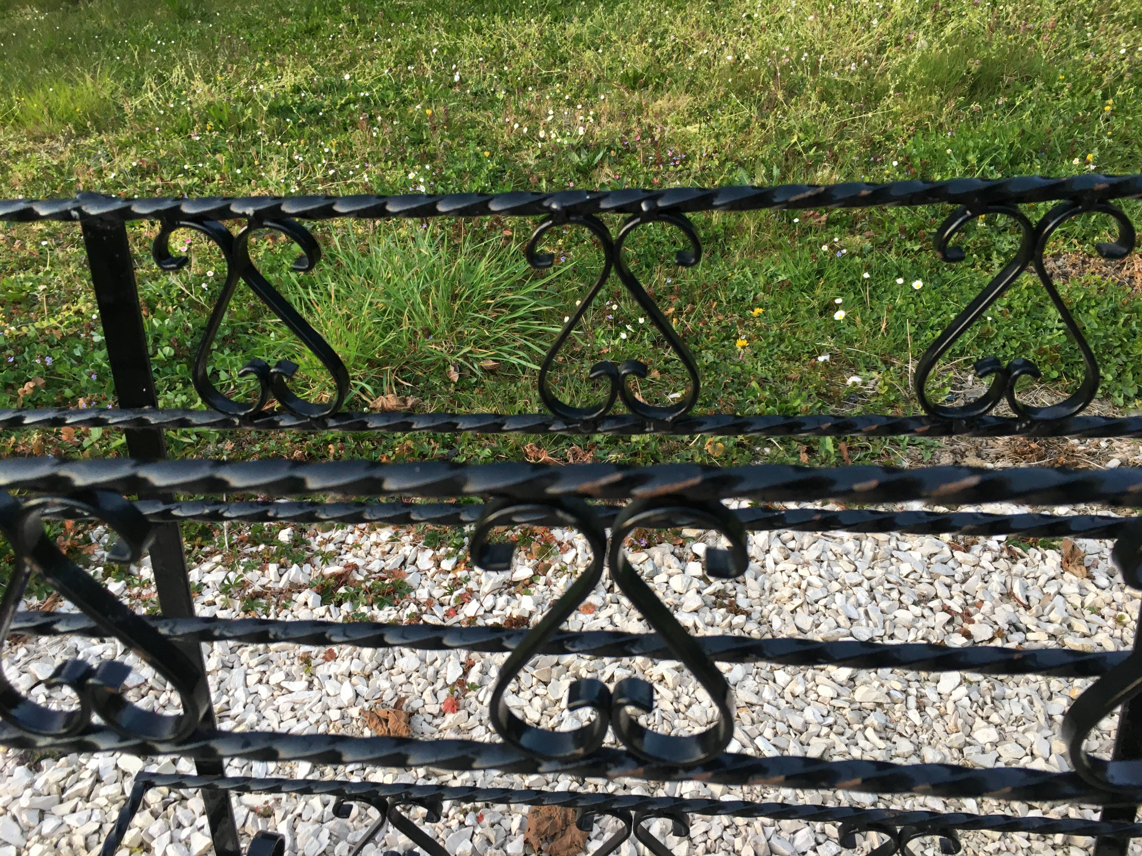 Wrought iron pot-carrying planter