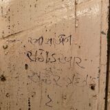 Ancienne fenêtre indienne en bois laqué beige