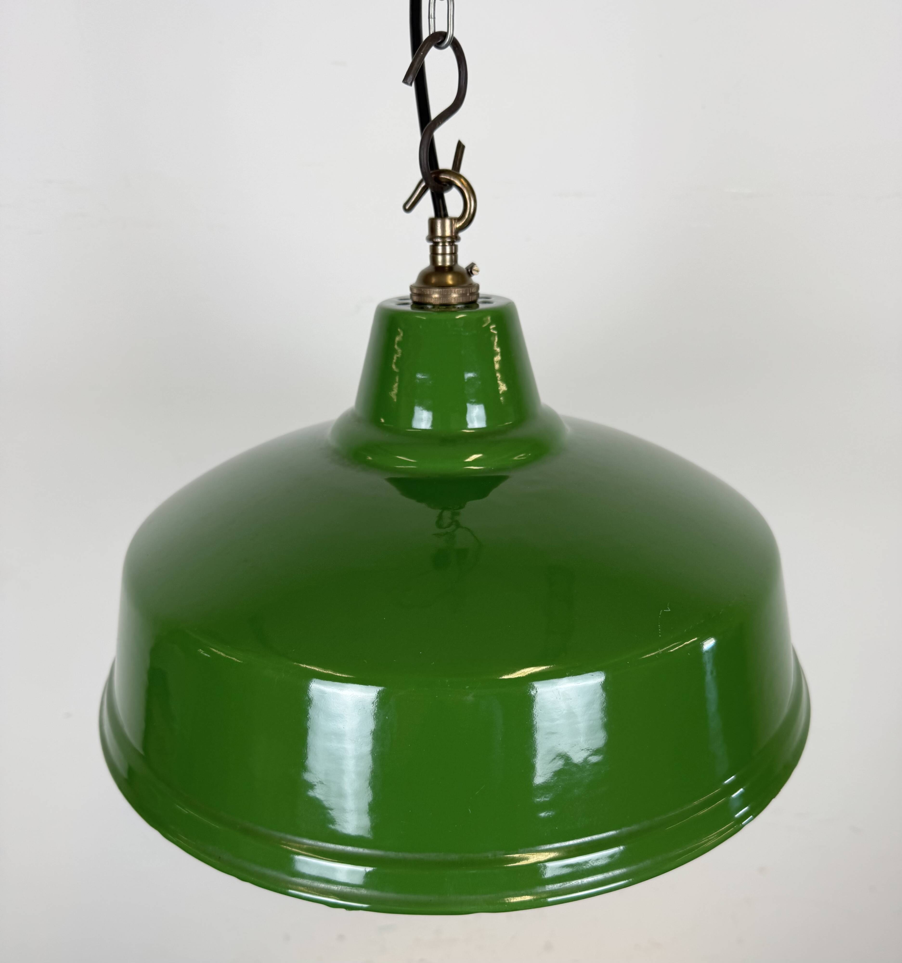 Suspension industrielle en émail vert britannique, années 1960