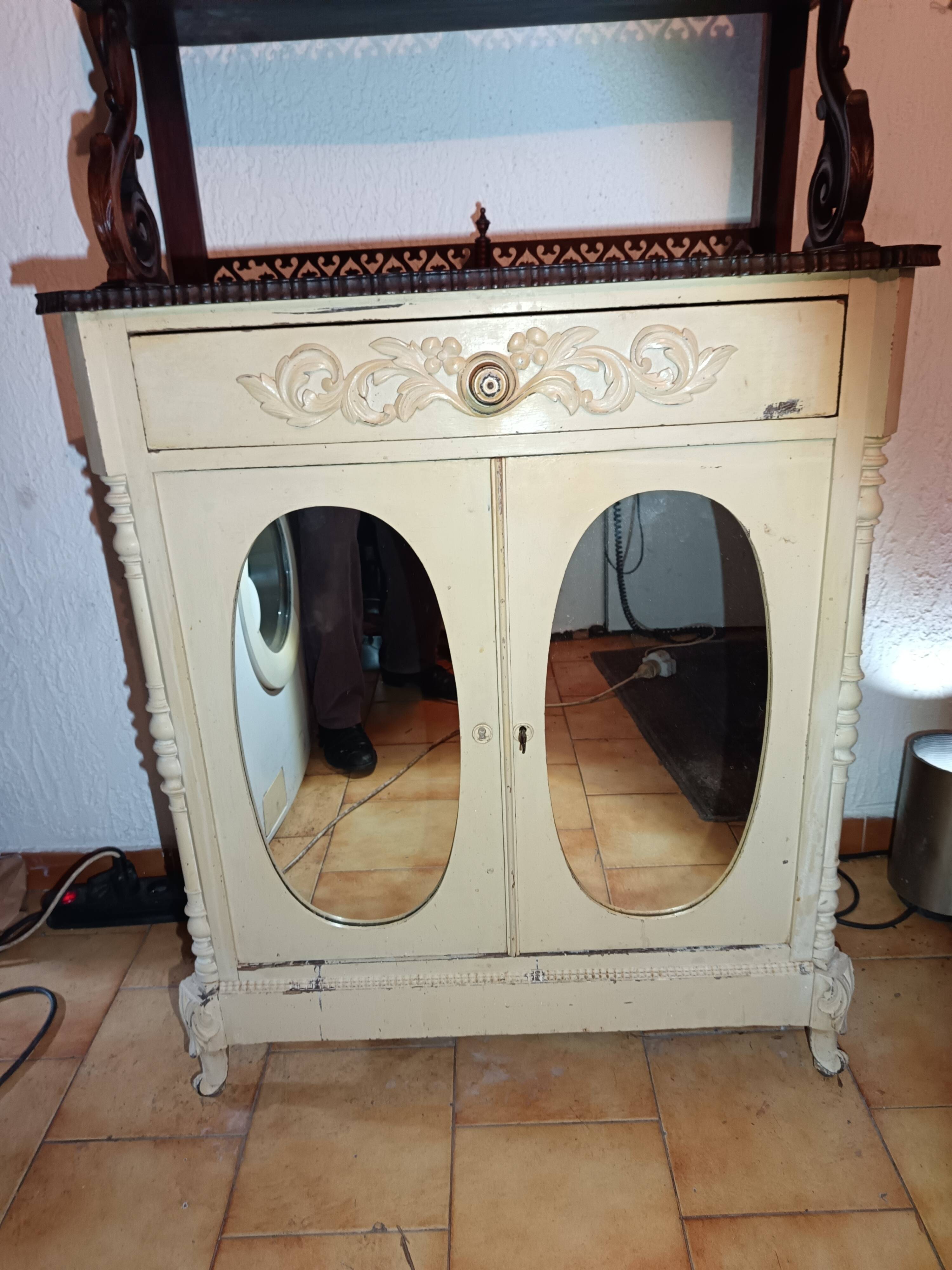 Mahogany sideboard "Napoleon III / Victorian style" from the Baroque period.