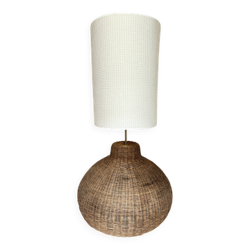 XXL lamp in woven rattan with a honeycomb lampshade