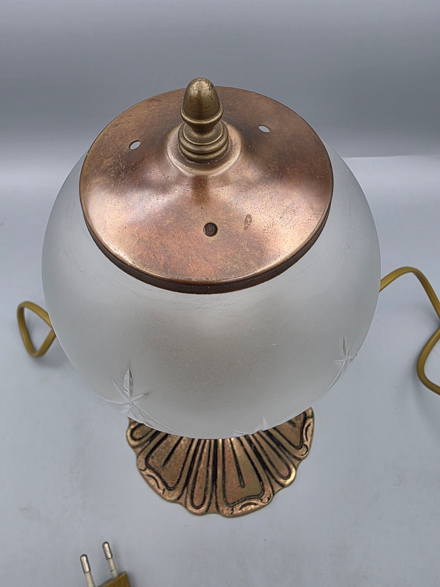 Hollywood Regency bedside lamp in gold metal with a glass globe.
