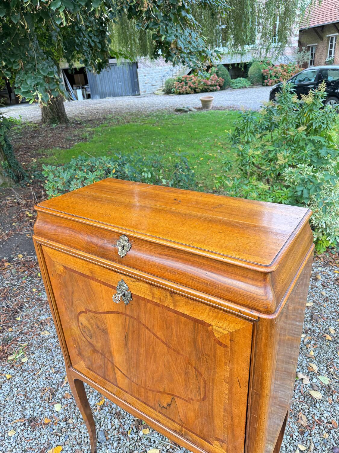 Secrétaire En Cabinet En Noyer Dans Le Goût De Hache D’époque Louis XV