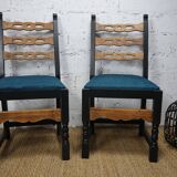 Paire de chaises brutalistes en bois relookée en noir assise tissu vert canard
