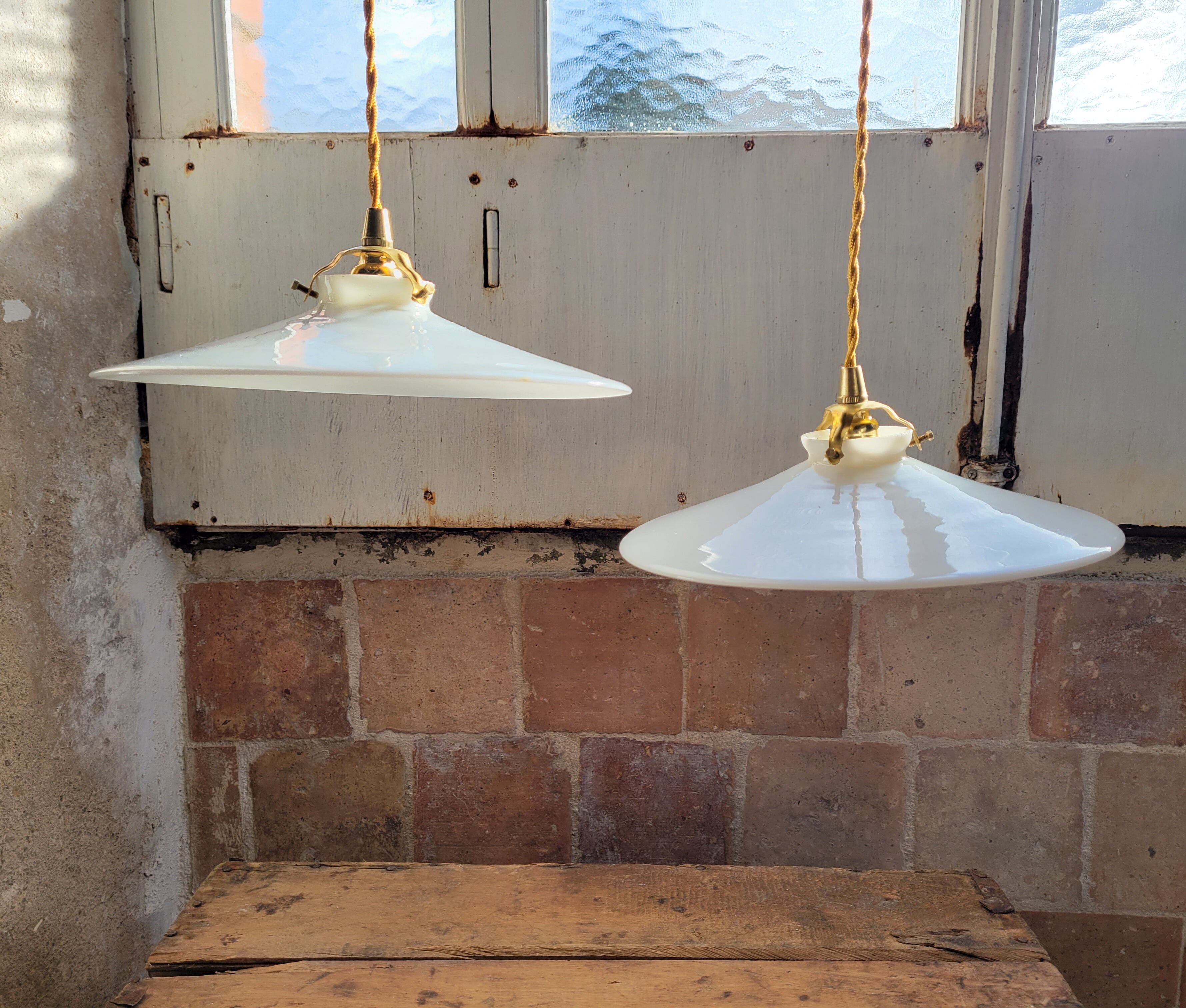 Duo of suspensions in white opaline