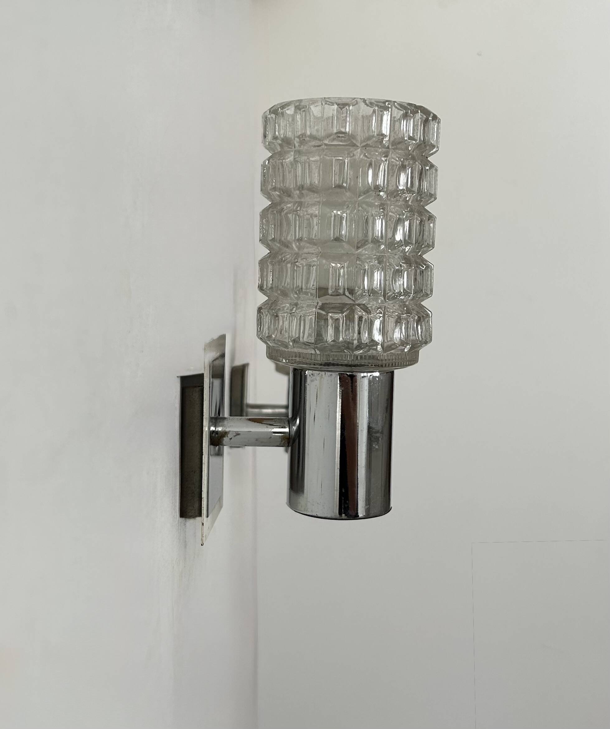 Paire d'appliques vintage, métal chromé et verre moulé pressé, Italie, 1970