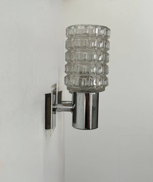 Paire d'appliques vintage, métal chromé et verre moulé pressé, Italie, 1970