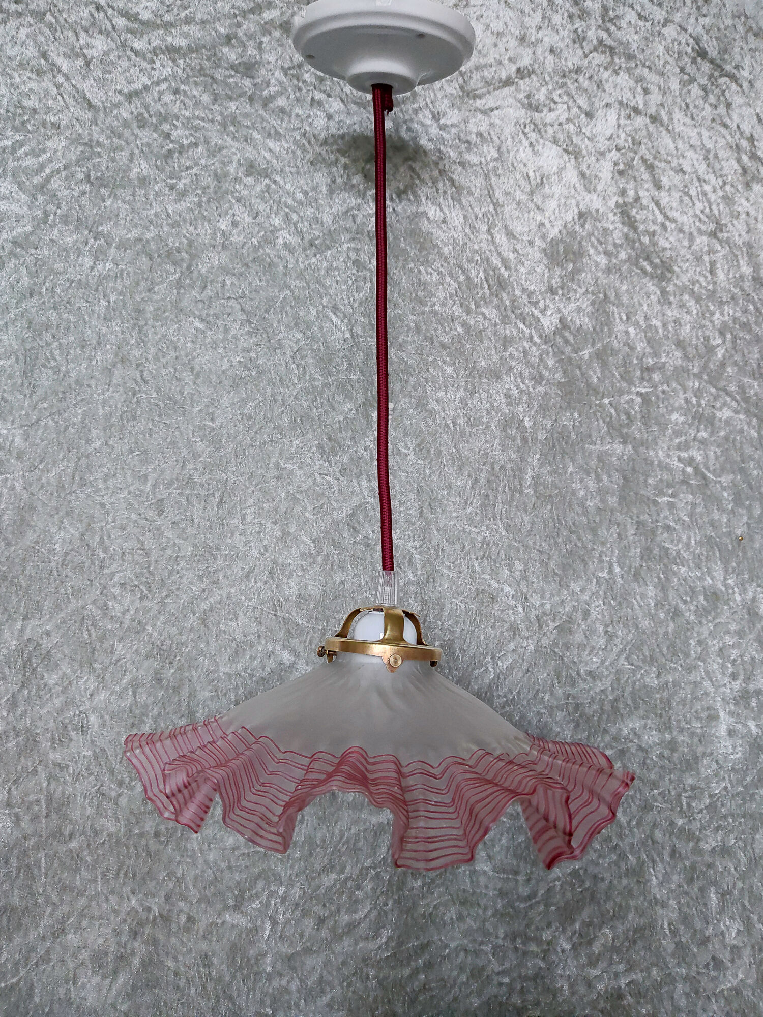 Frosted glass suspension with burgundy nets