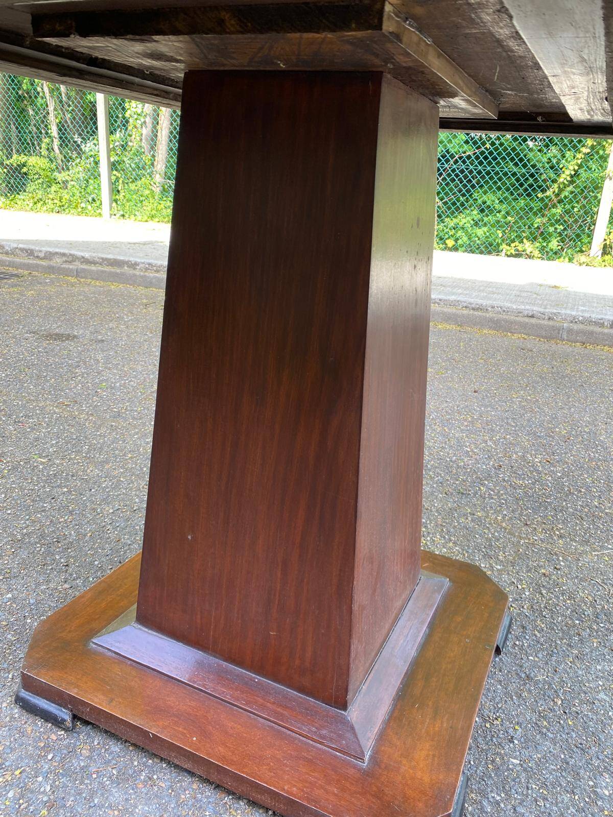 Art Deco dining table in rosewood from the 1950s with a central leg.