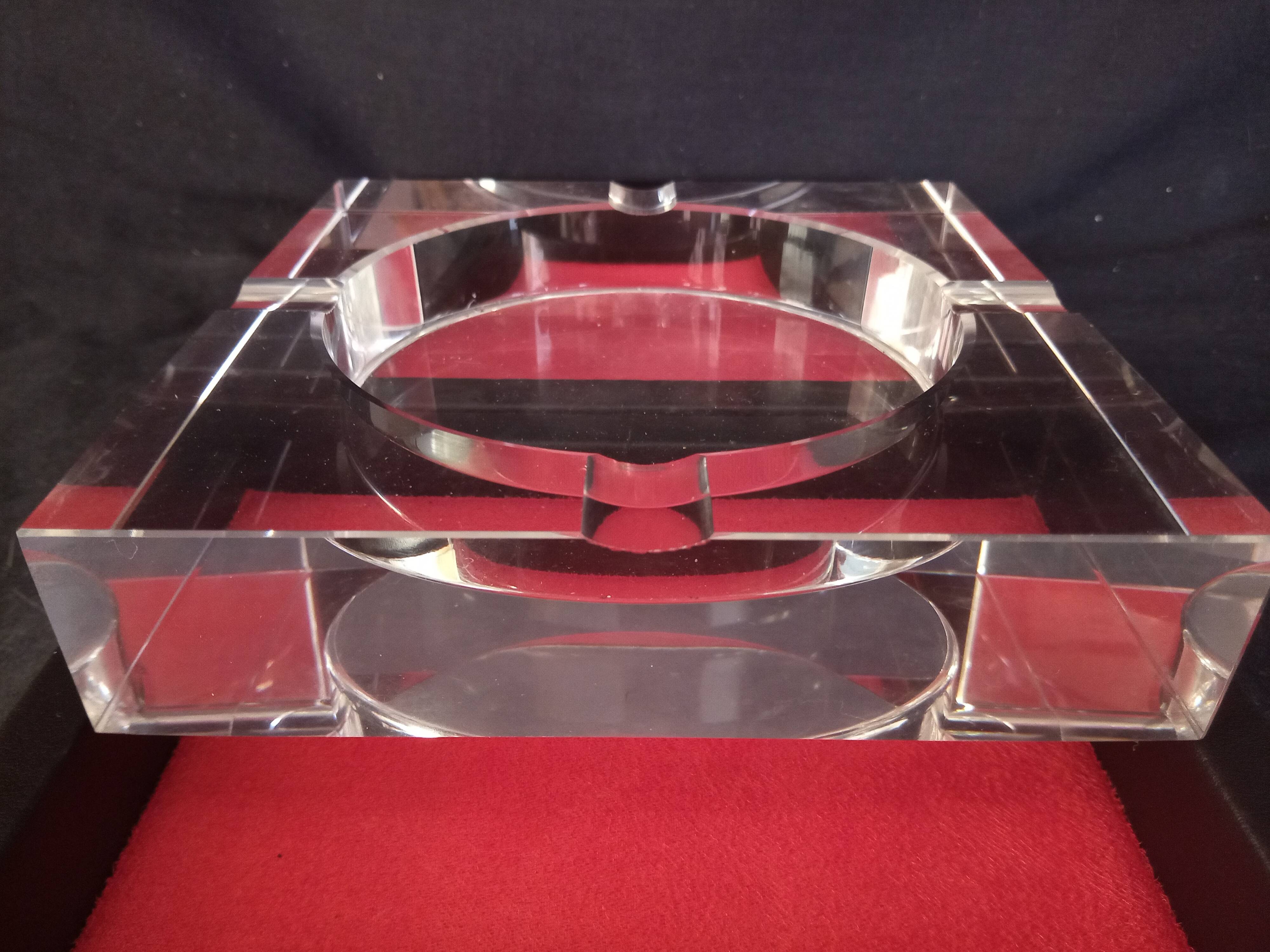 Art Deco crystal ashtray, in its presentation box, in new condition.