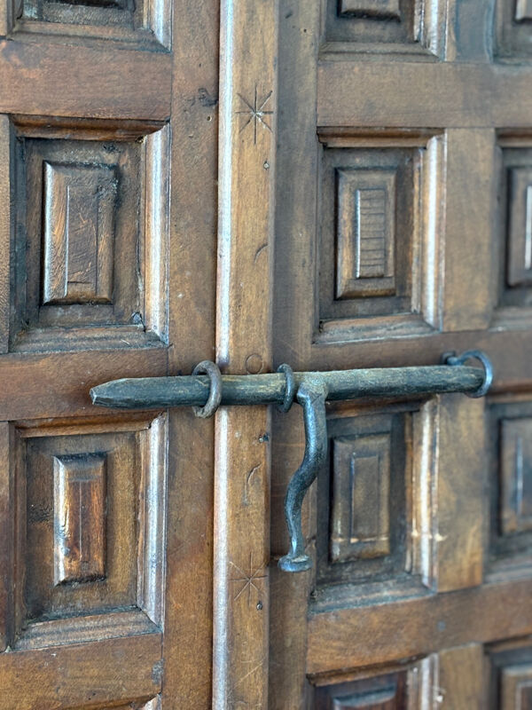 Armoire espagnole ancienne 3 corps — abattant sculpté & fer forgé