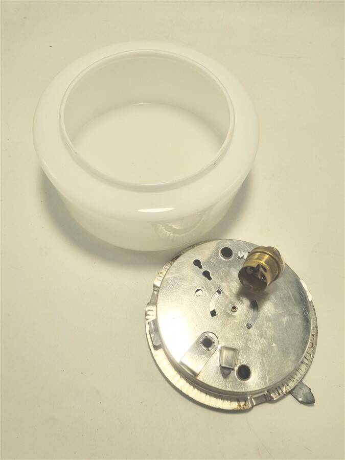 Ceiling light in white opal. Round-shaped light fixture, made of white glass, ut