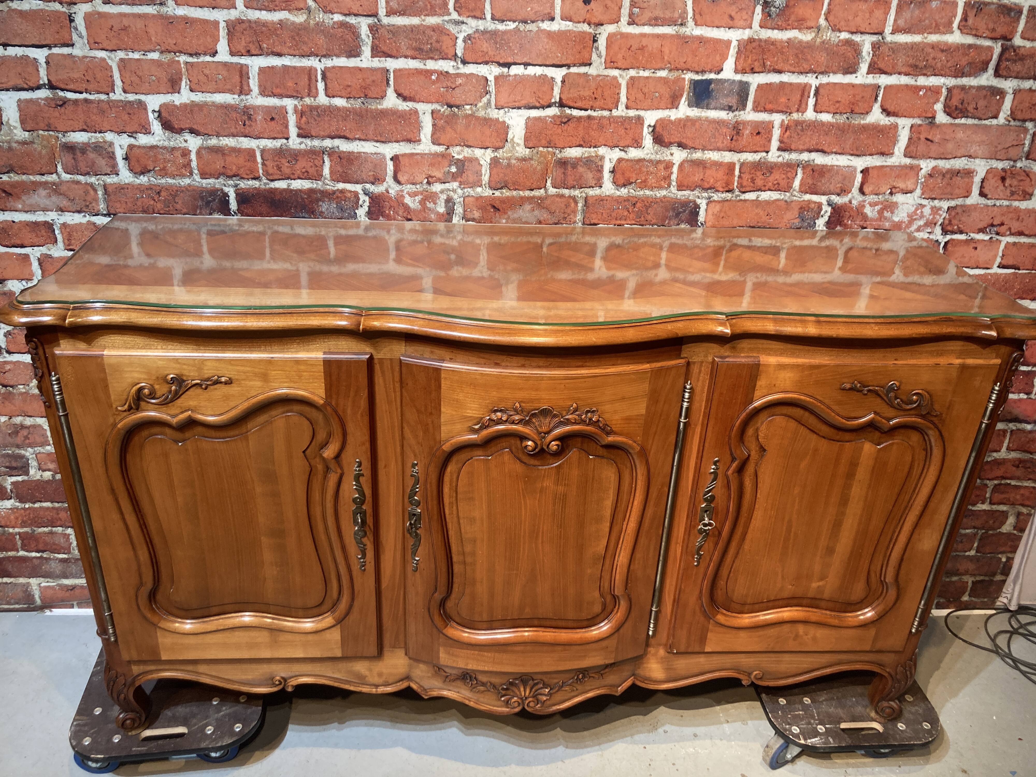 Louis XV style sideboard, 3 doors with lock, glass top.