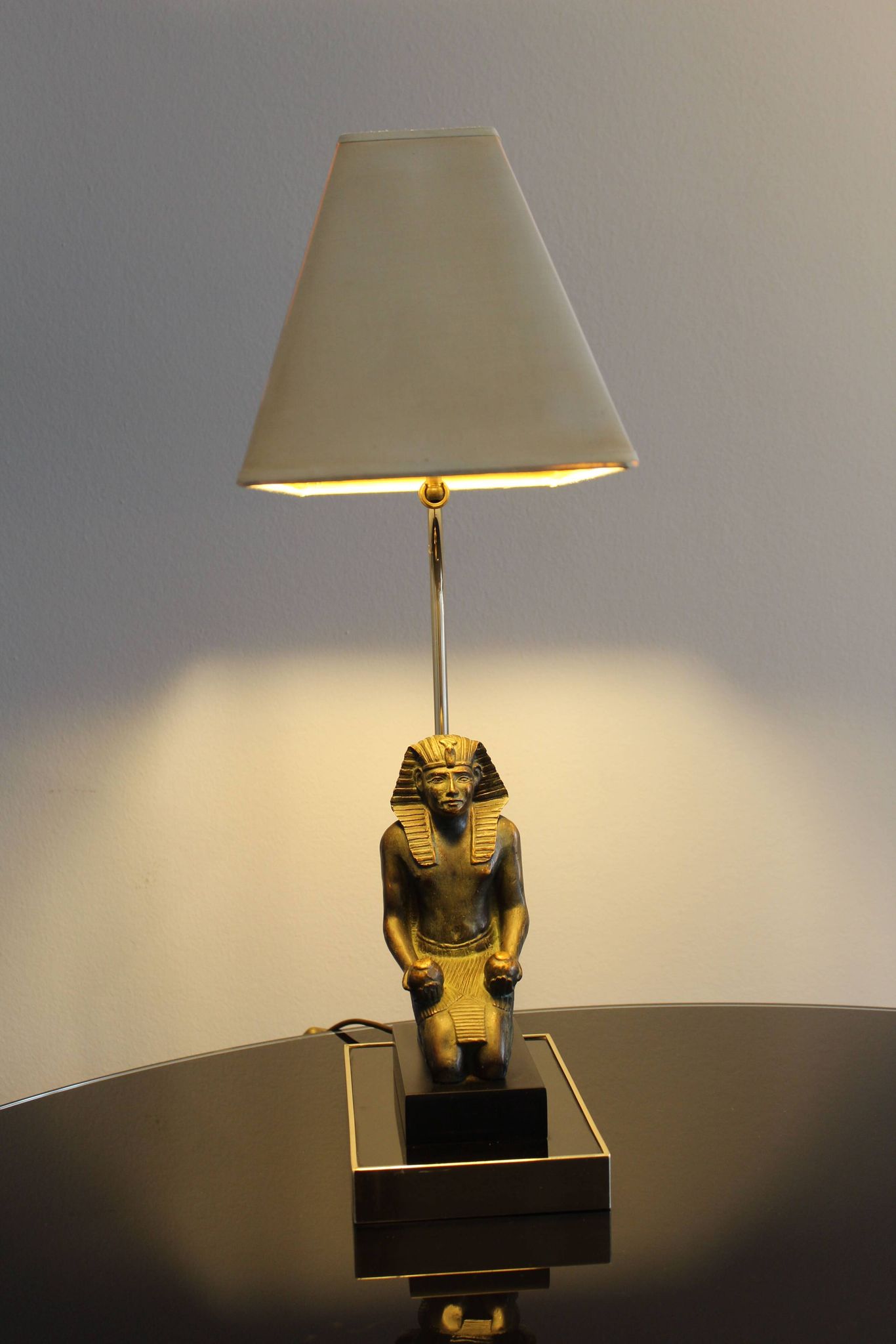 Lampe de table Hollywood Regency décor Pharaon, années 1070
