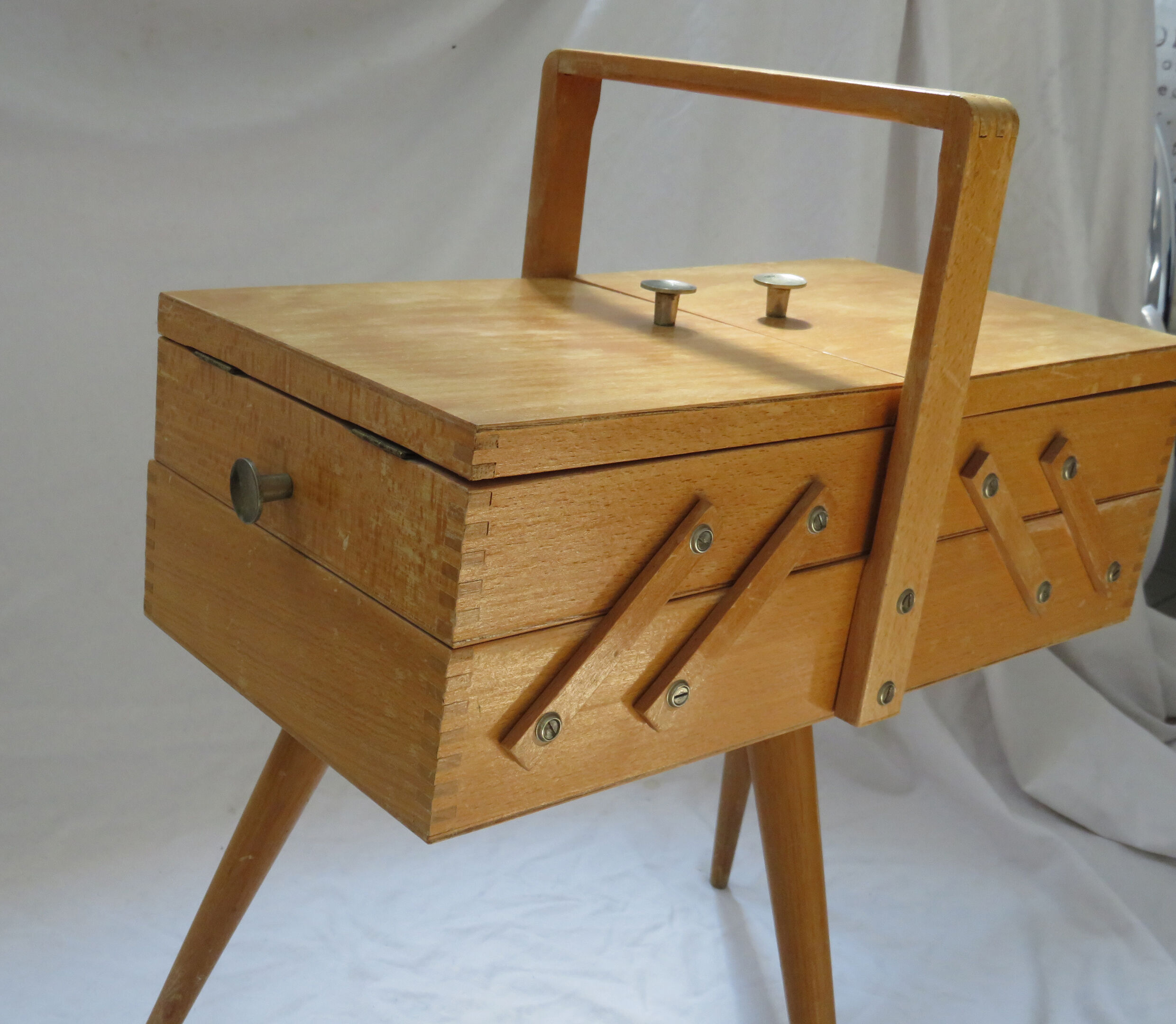 Tripod light wood worker