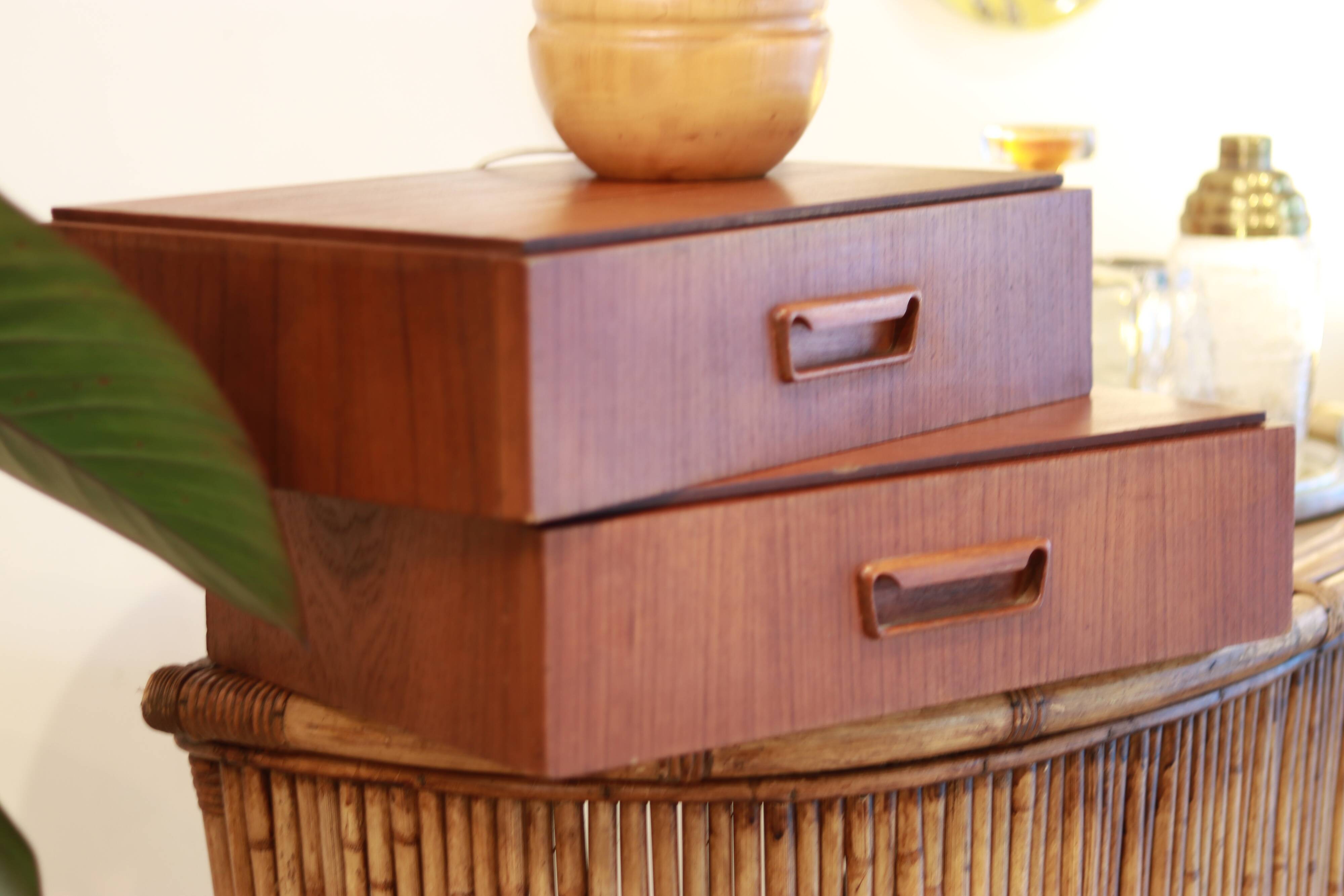 Paire de tables de nuits murales en teck