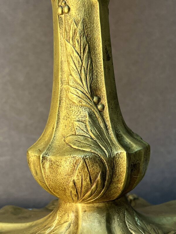 Belle et ancienne lampe à pétrole en bronze doré, attribué à Georges Leleu