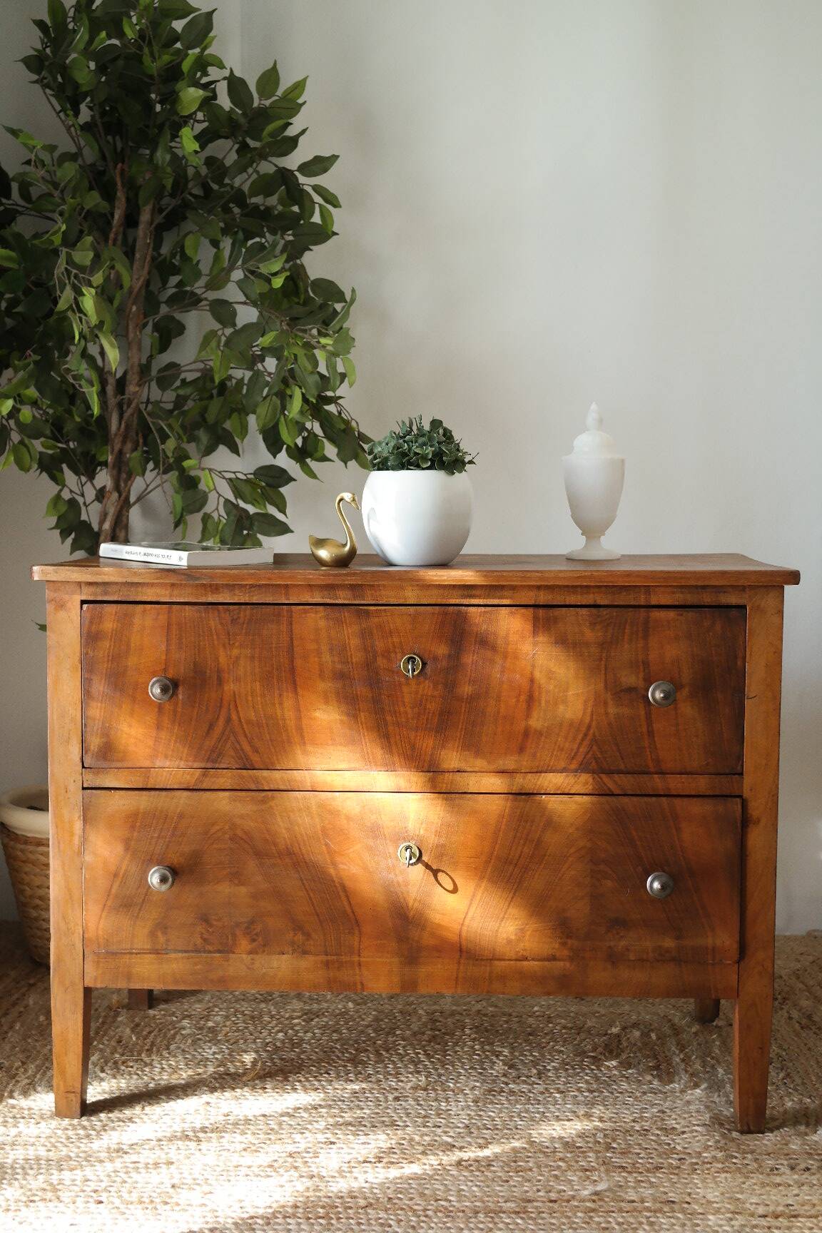Commode basse en noyer, XXème