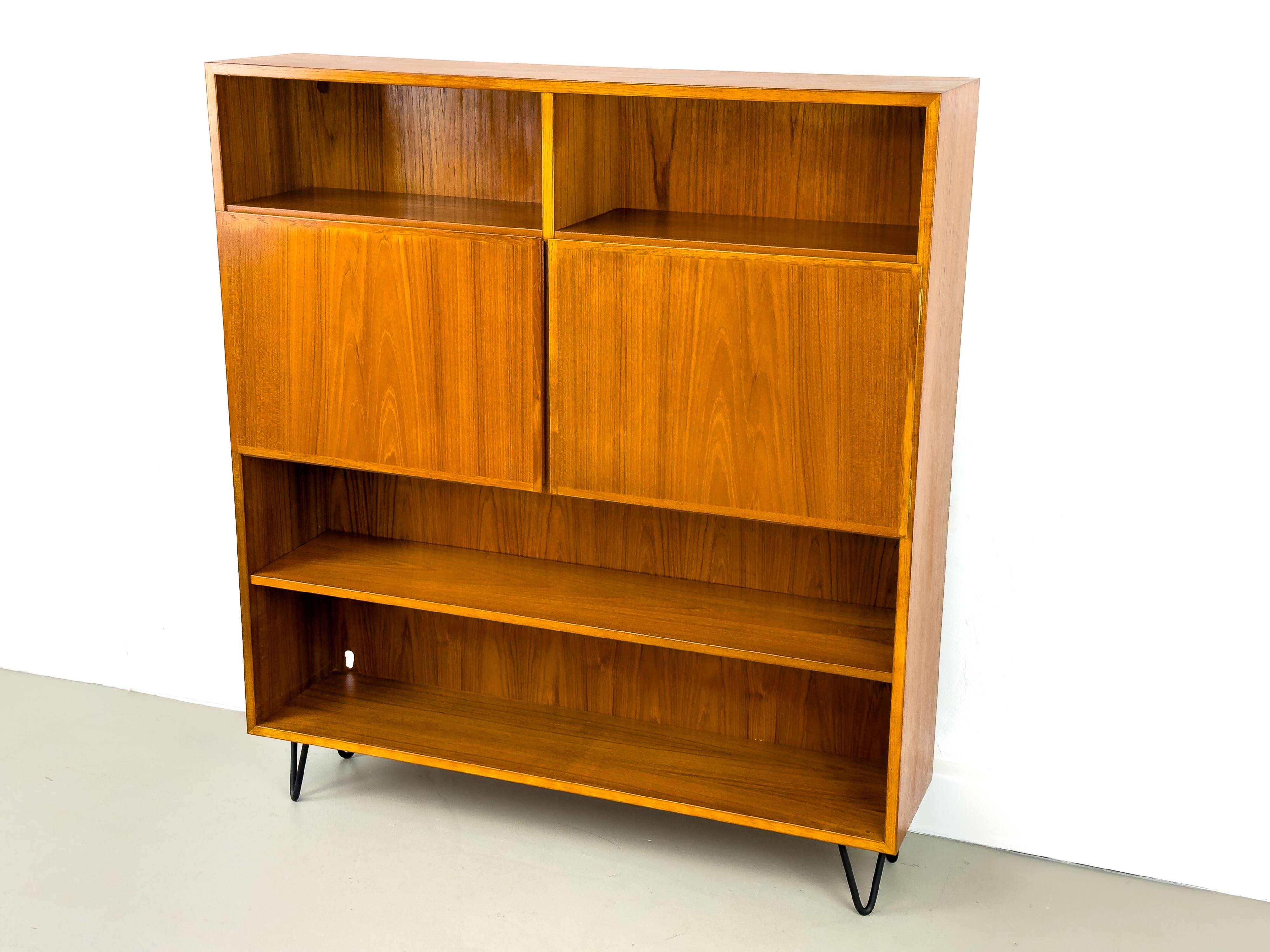 Bibliothèque danoise en teck avec portes par Omann Jun, 1960s