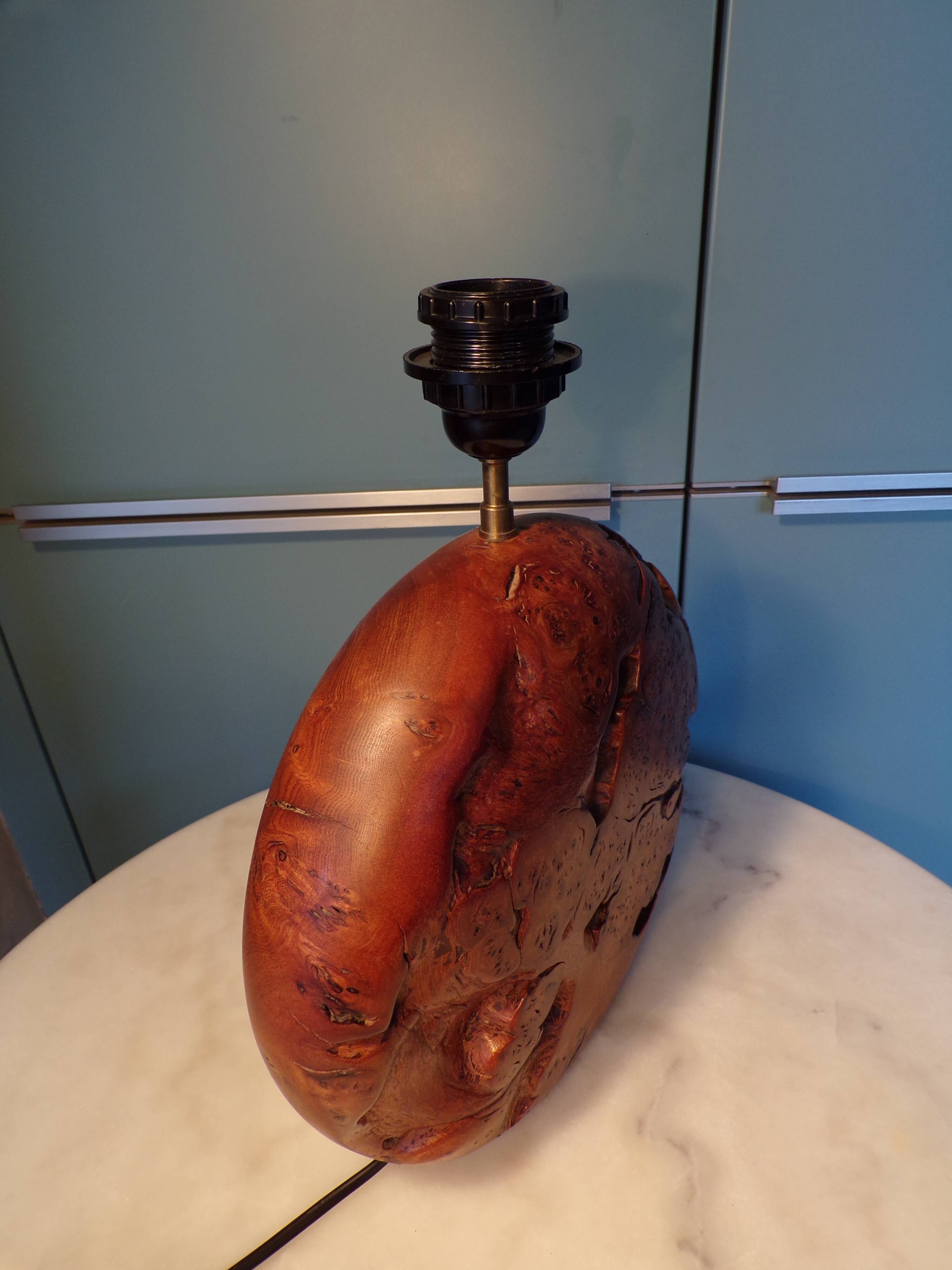 Lamp in elm or thuja wood.