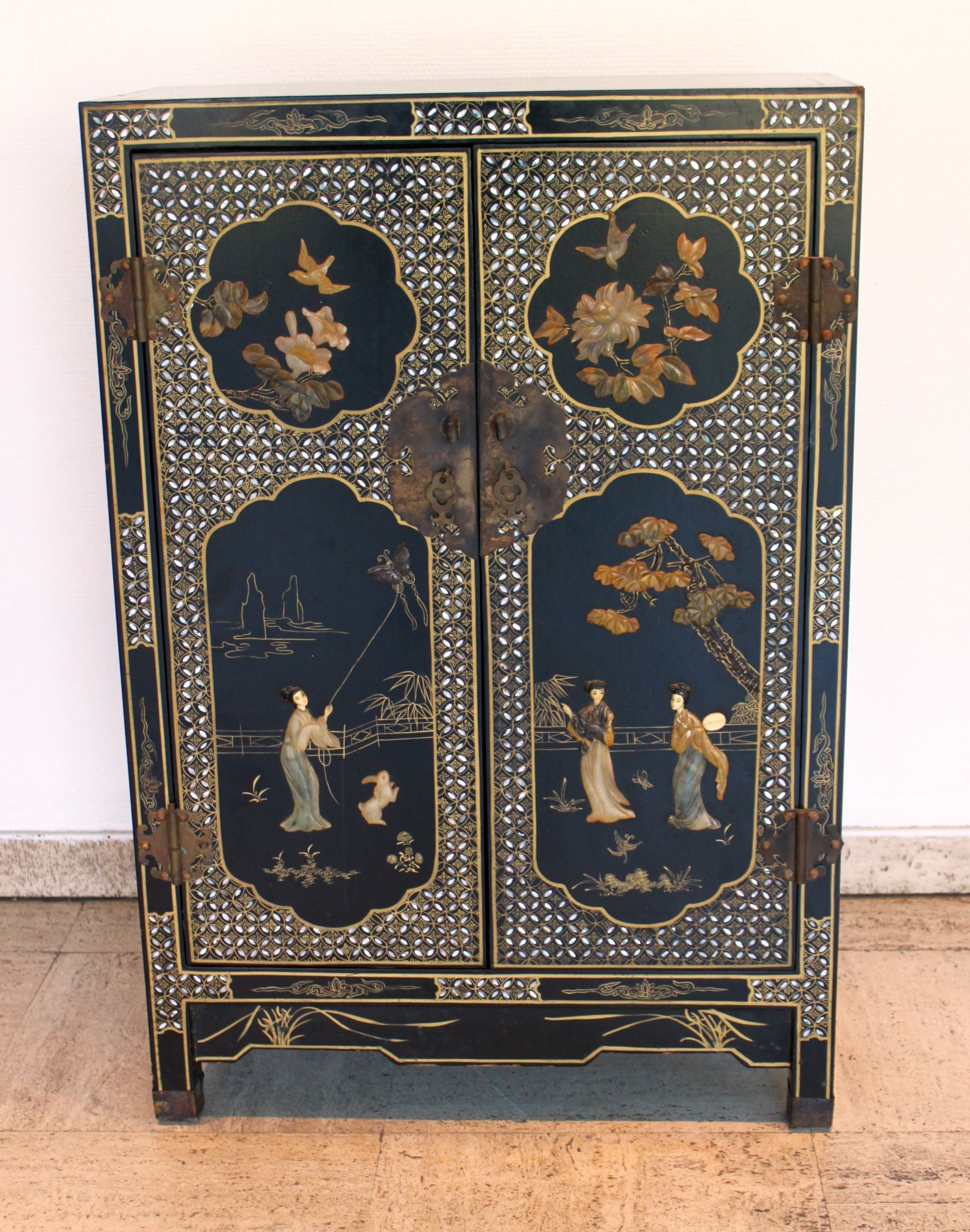 Commode chinoise en bois et nacre, milieu XXème