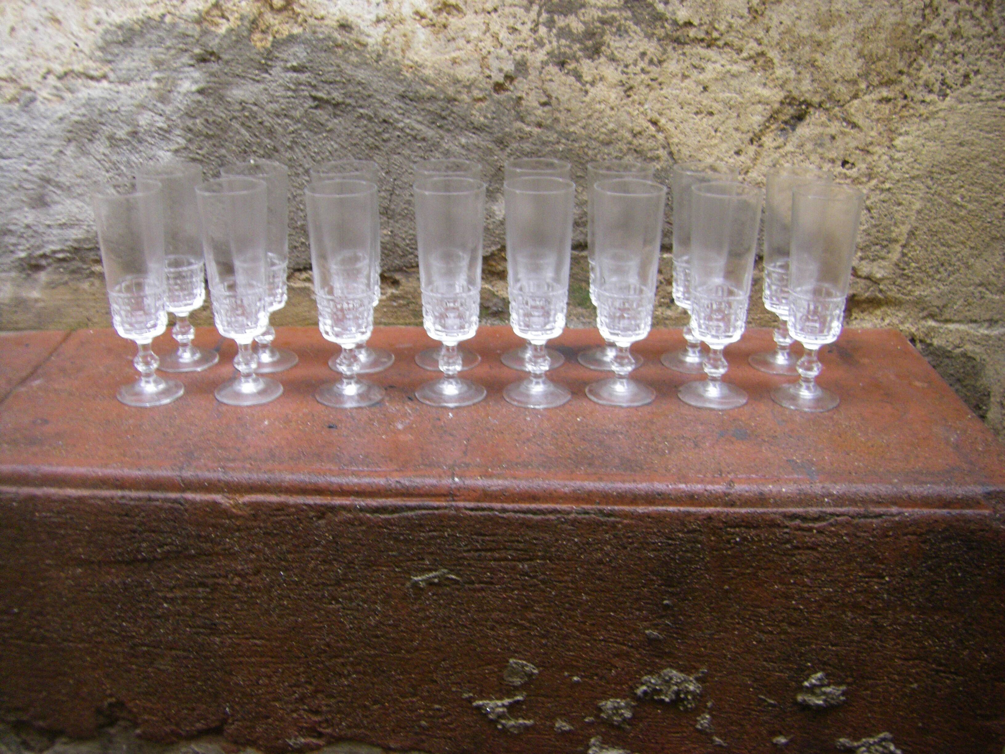 Series of sixteen champagne flutes
