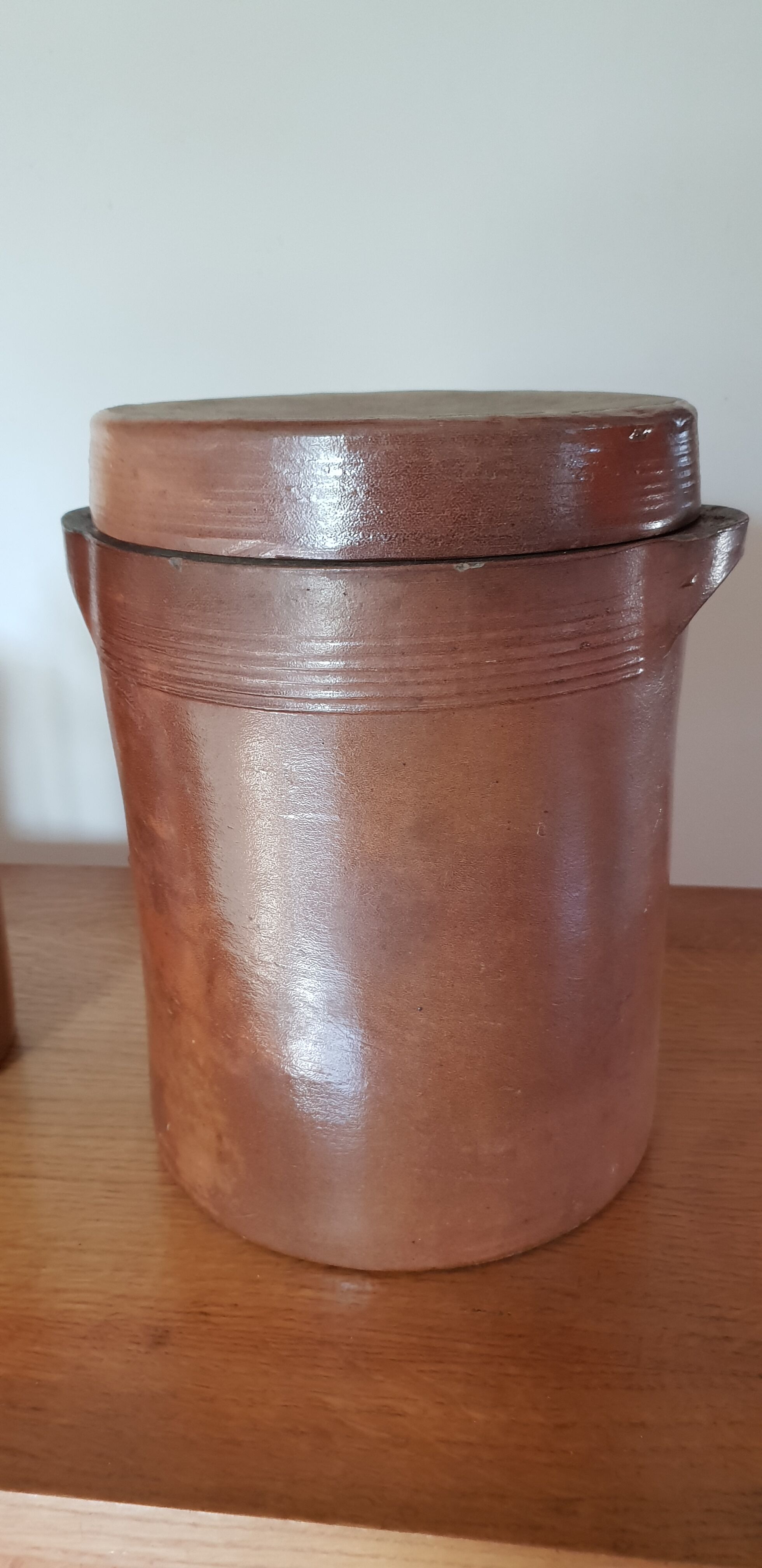 Set of three pots in sandstone