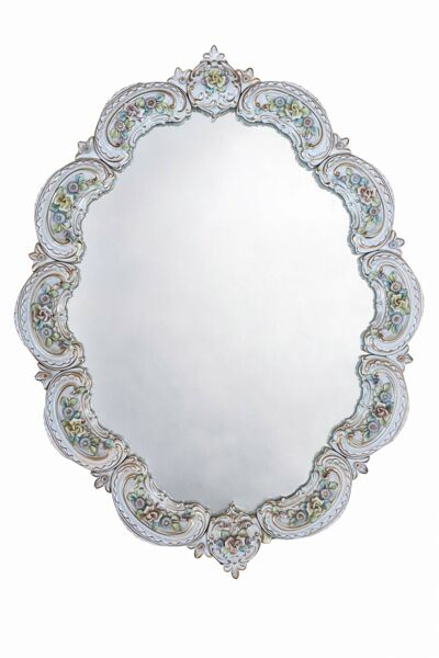 Miroir rocaille en porcelaine de Saxe fleuri et doré, style Louis XV