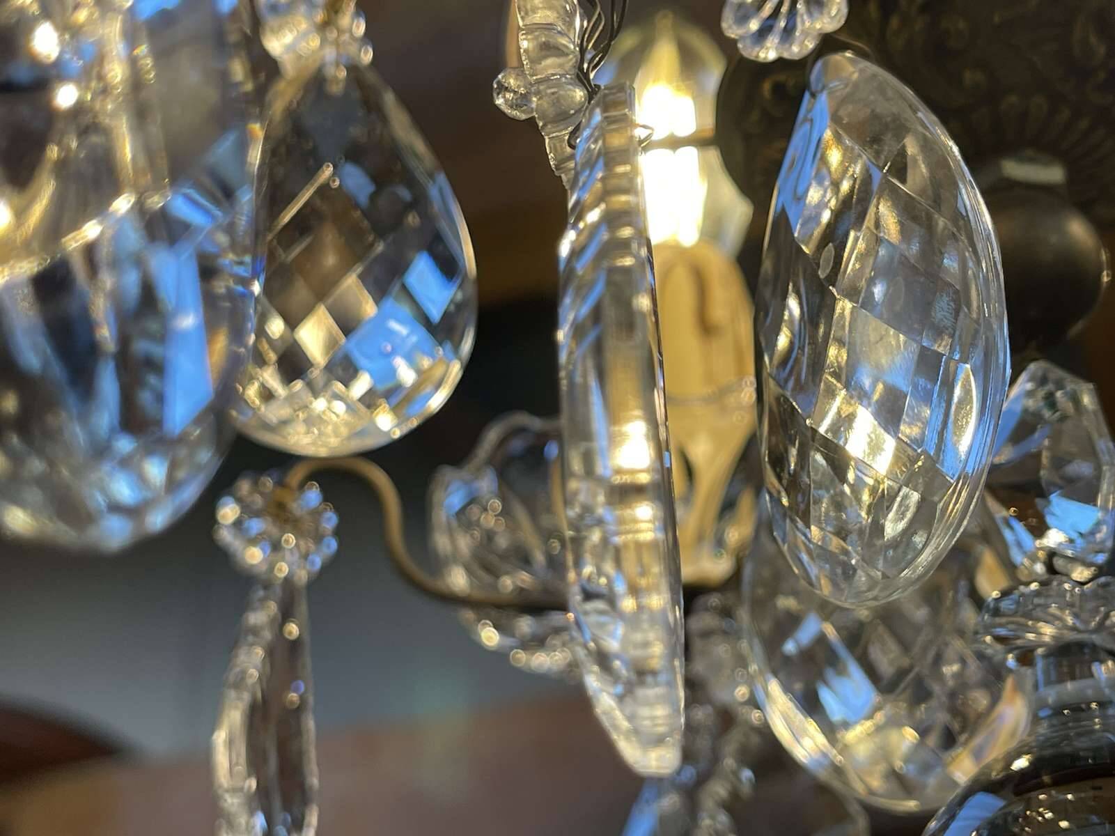 Three-light chandelier in bronze and cut crystal, early 20th century work.