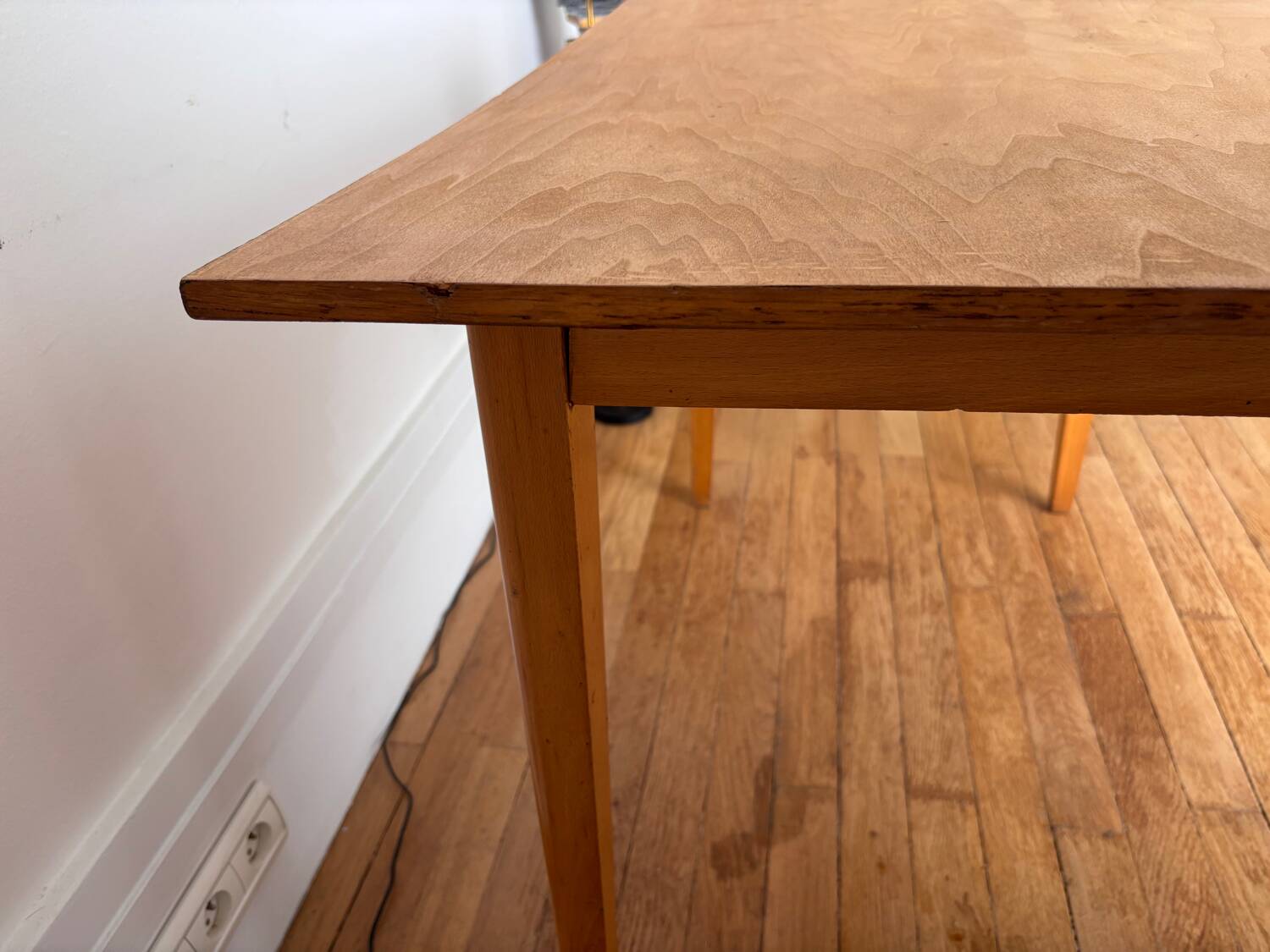 Desk with tapered legs