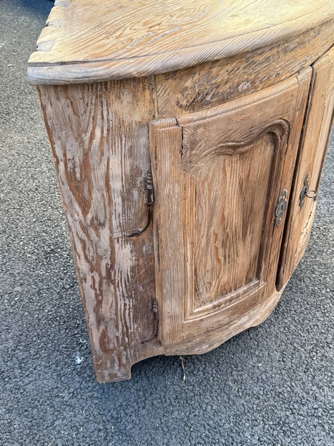 19th-century patinated pine corner buffet from England with shelves.