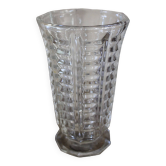 Vase on chiseled glass base with 10 facets