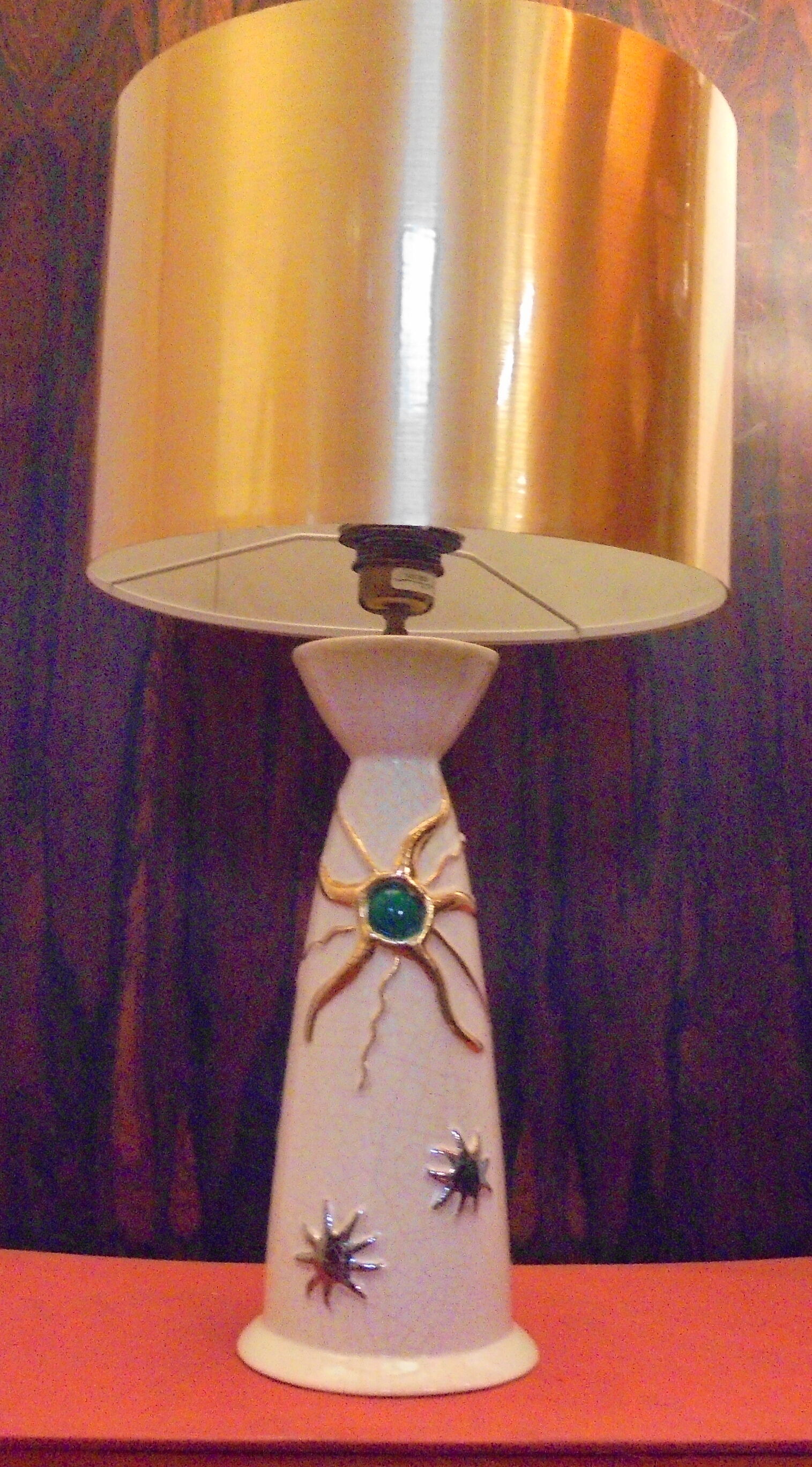 Longwy-designed lamp pose