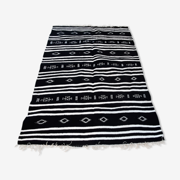 Tapis noir, tapis marocain, tapis berbère en laine