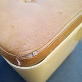 Two poufs dime