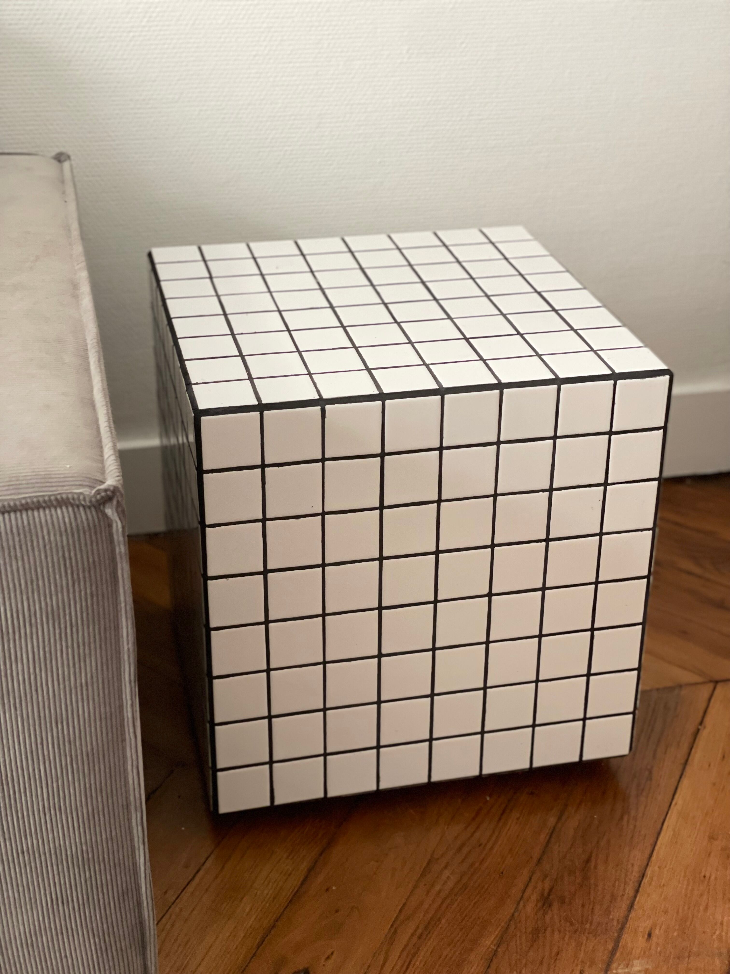 Table d'appoint cube Lulu carrelage mosaïque blanc joint noir  bout de canapé