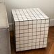 Table d'appoint cube Lulu carrelage mosaïque blanc joint noir  bout de canapé