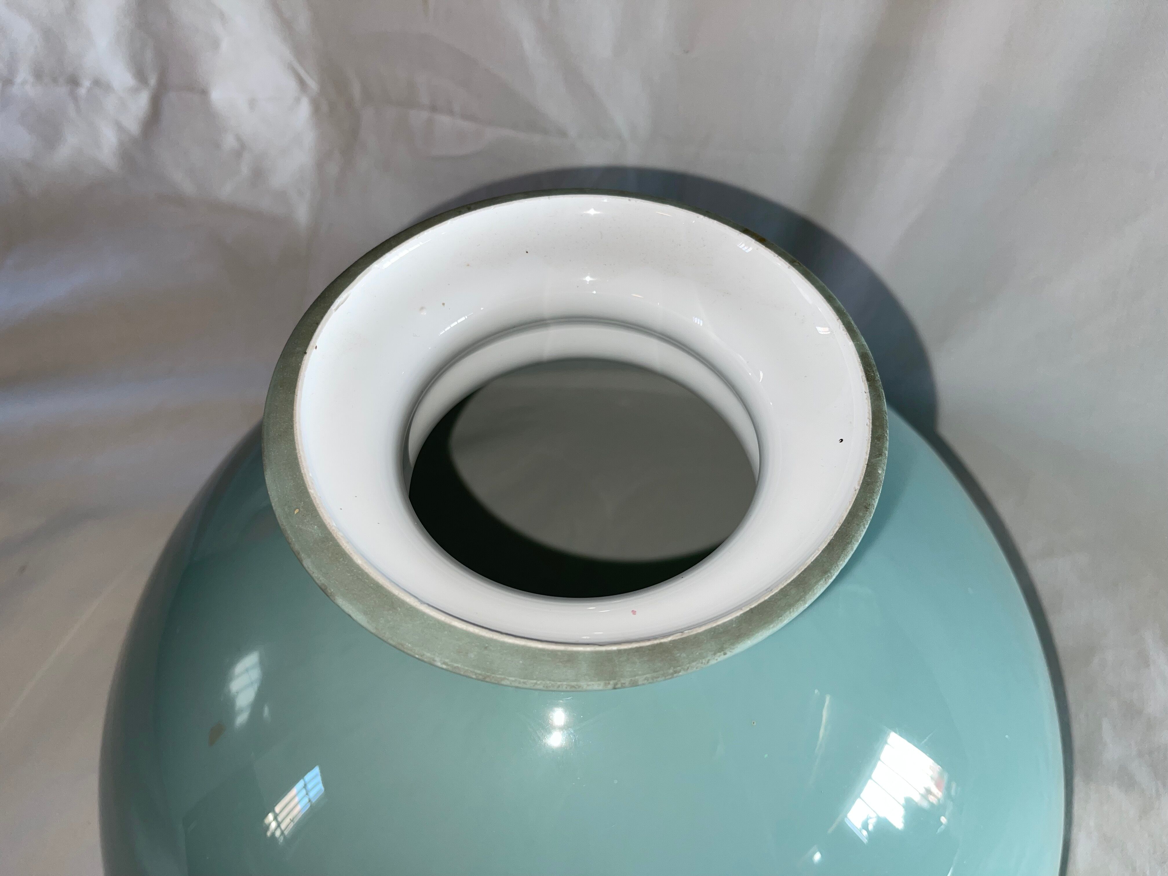 Abat-jour bleu clair extérieur blanc intérieur en céramique