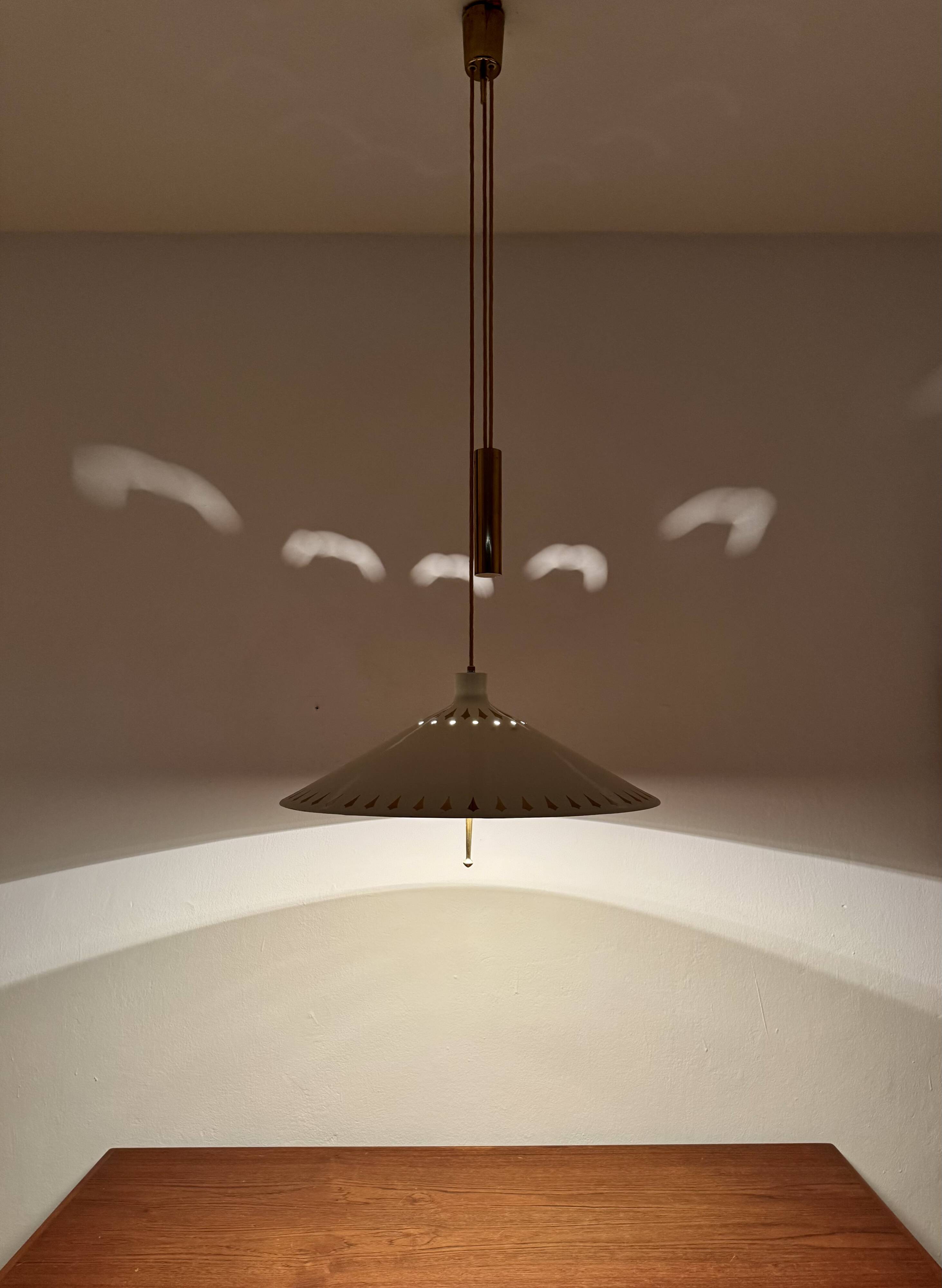 Suspension unique avec contrepoids par Vereinigte Werkstätten München