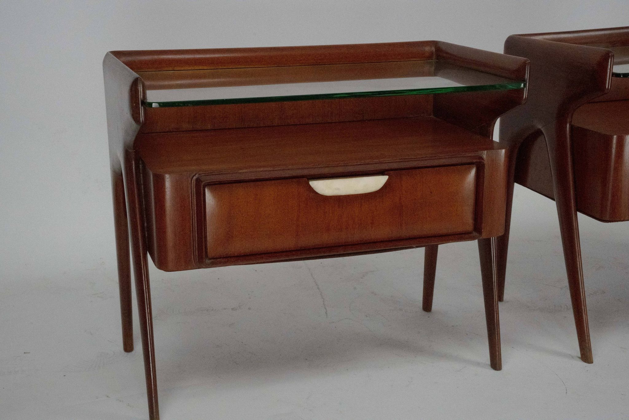 Paire de tables de chevet italiennes Mid-Century Modern, années 1950.