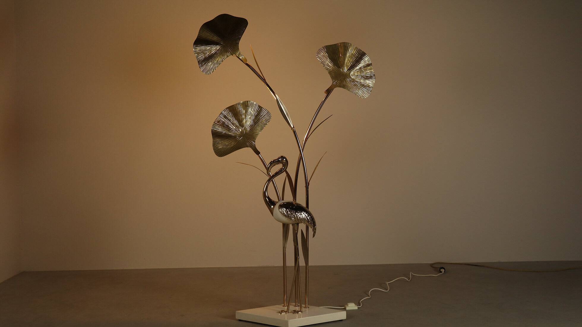 Grand lampadaire en laiton en forme de flamant rose, orné de feuilles de ginkgo sculptées, années 1970