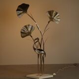 Grand lampadaire en laiton en forme de flamant rose, orné de feuilles de ginkgo sculptées, années 1970