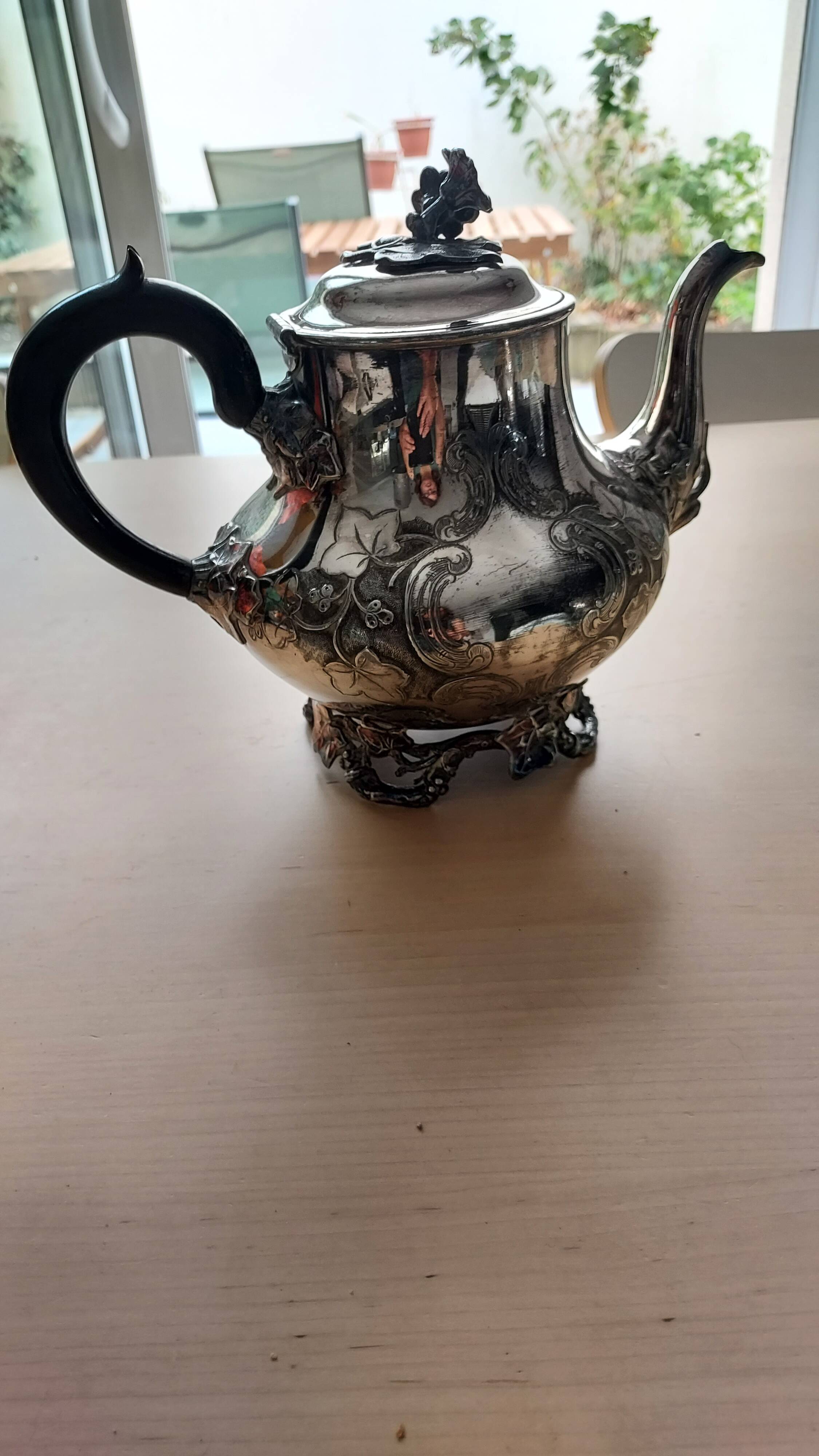 Teapot and sugar bowl in silver-plated metal.