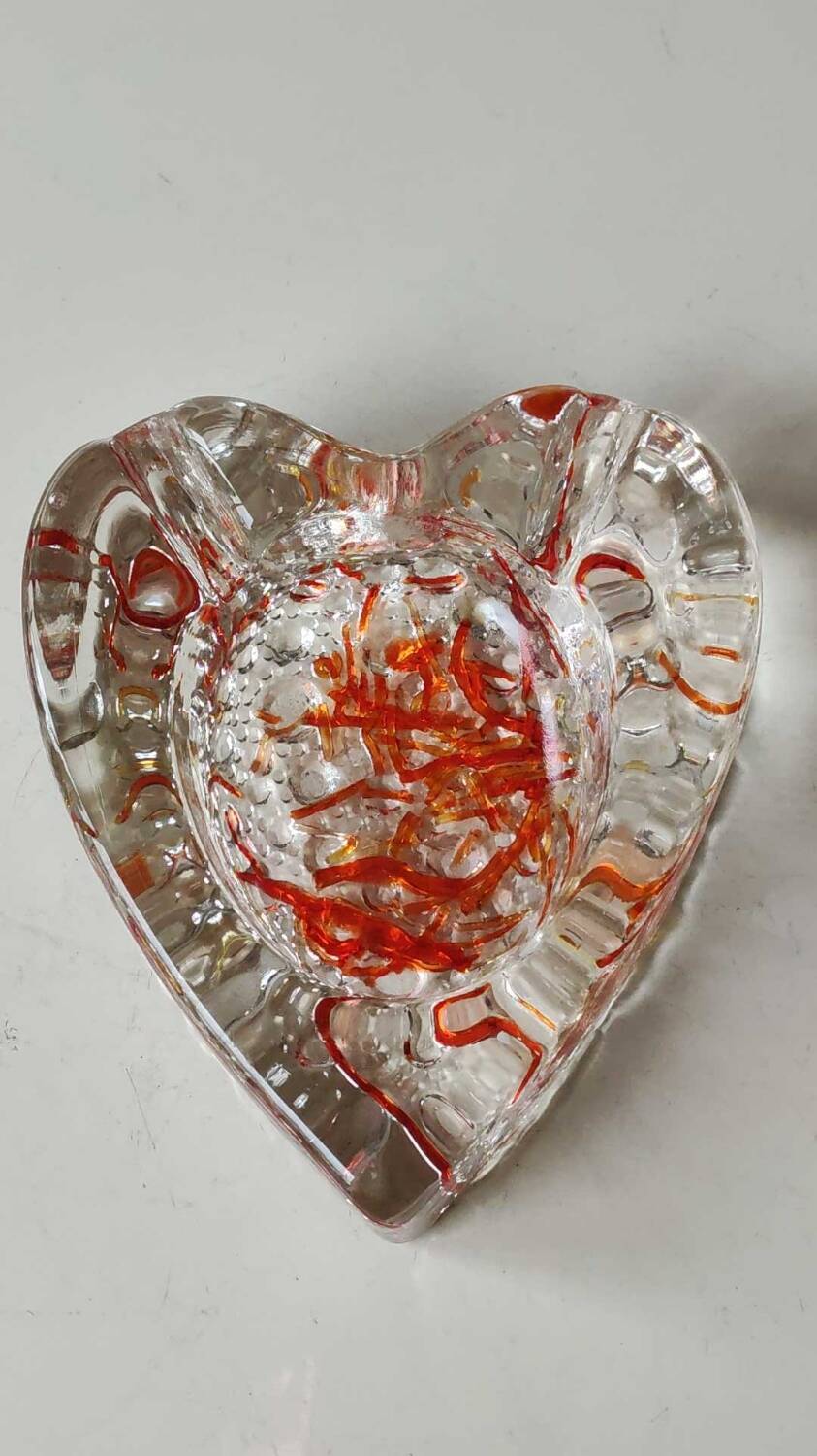 Empty pocket/Ashtray, l in blown art glass/Heart shape with inclusions of orange filaments. In Murano style