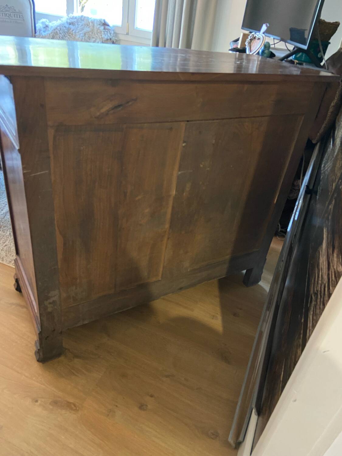 Two-door buffet